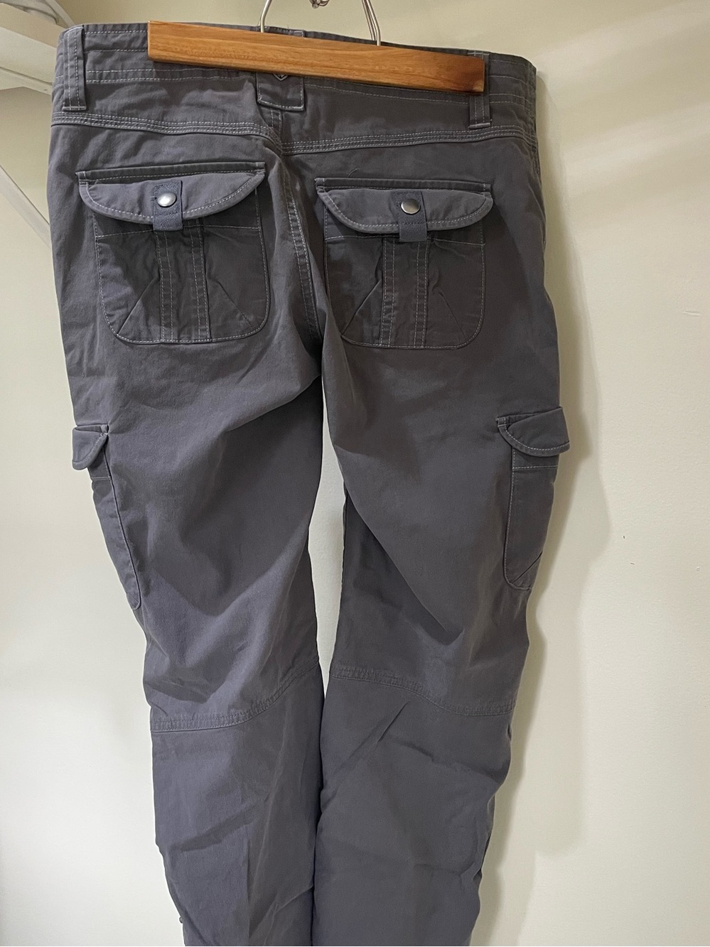 Kuhl women’s cargo, size 2 short in gray